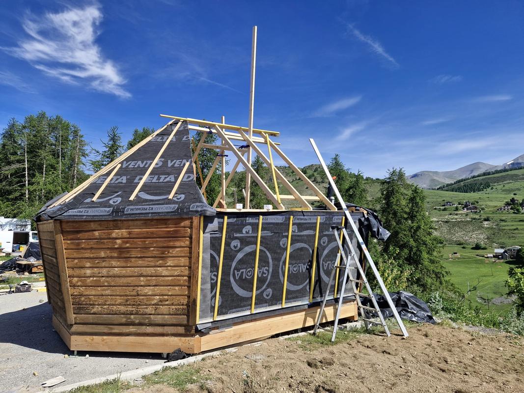 Construction des lodges — bardage et toiture