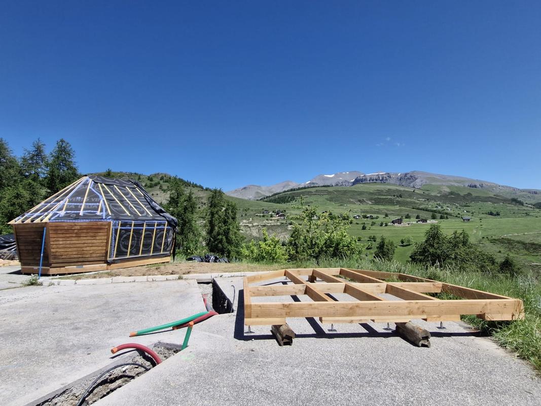 Construction des lodges — vue d'ensemble du site